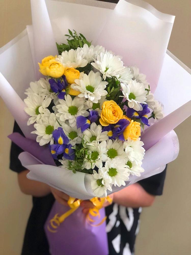 Букет цветов из: Ирисы, Хризантемы и Розы в Эртиле