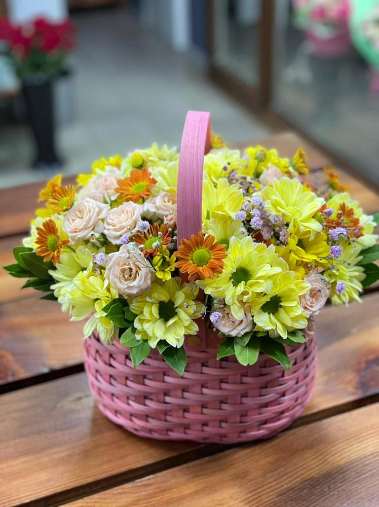 Цветочная композиция из Хризантемы и Розы в корзине в Эртиле