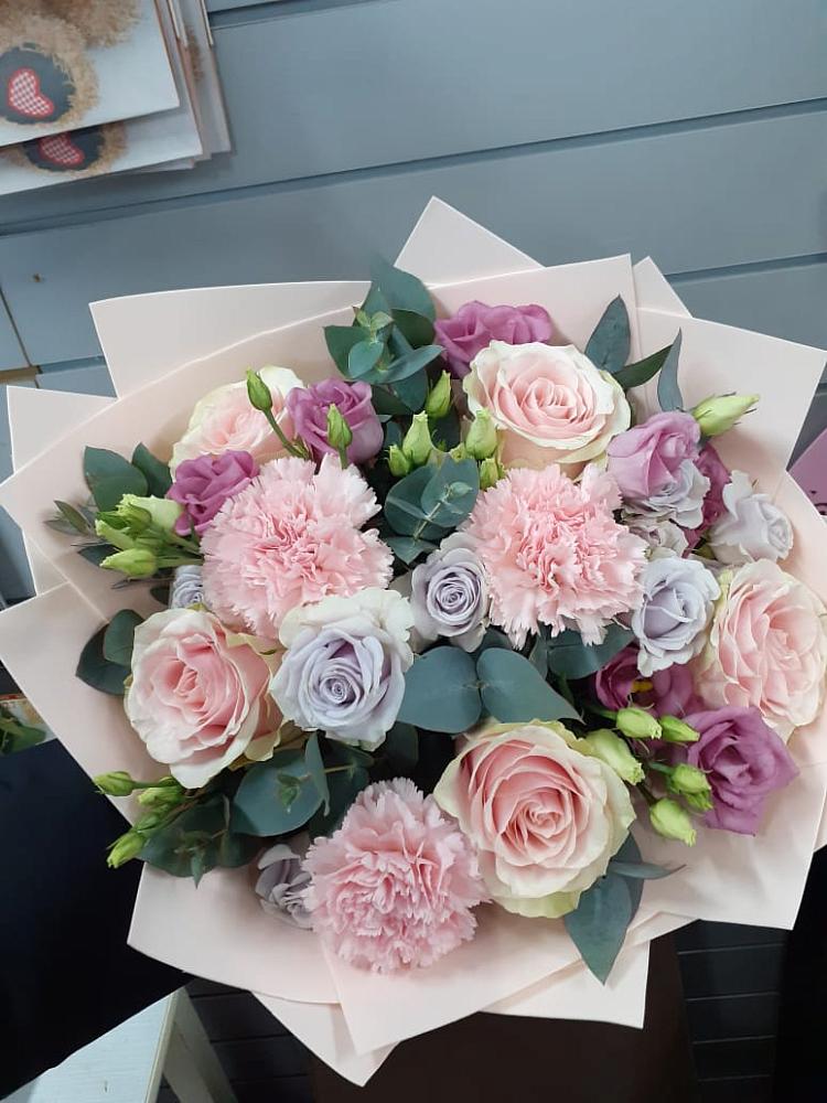 Букет цветов из: Розы, Гвоздики и Лизиантусы в Эртиле